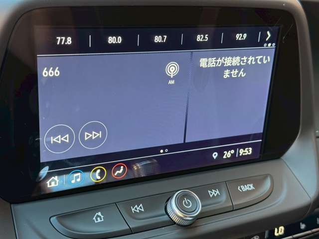 屋内展示場ですので天候が悪いときでもゆっくりとご覧頂けます。常時30台程度の良質な中古車を取り揃えております。