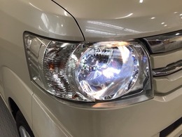 【HIDヘッドライト】夜道や雨天走行が明るく視界良好！！HID（ディスチャージ）ヘッドライト装備です！安心ドライブを楽しんで下さい♪明るいほうが、運転疲労を軽減できます♪