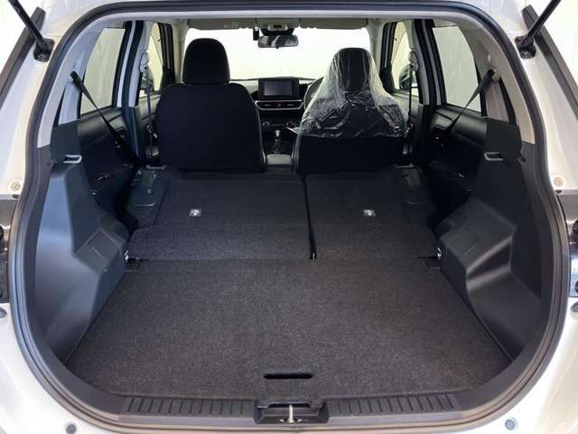 もっと荷物を載せたいときは、後部座席を倒して、このようにアレンジできます！