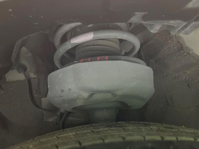 お車を安心してお乗りいただく為には、足回りの定期点検が欠かせません。サービスサポート（有償保証）では無料点検もご提供しており、安心のカーライフをお過ごしいただけるサポート体制が整っています。