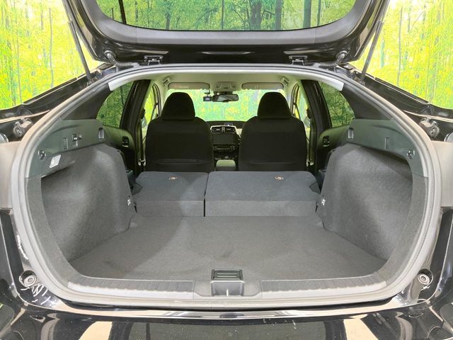後席を格納すると、これだけの広さが！シーンに合わせたシートアレンジで、大きな荷物も積むことが出来ます♪