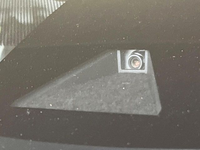 【トヨタセーフティセンス】走行中に前方の車両等を認識し、衝突しそうな時は警報とブレーキで衝突回避と被害軽減をアシスト。より安全にドライブをお楽しみいただけます。