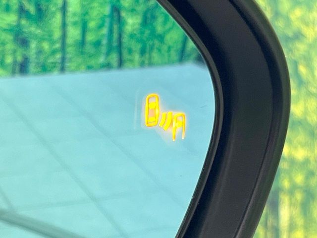 【ブラインドスポットモニター】走行中、ドアミラーの死角になりやすい箇所に後続車が接近するとサイドミラーのレンズに警告を表示！ドライバーに注意喚起をしてくれます。