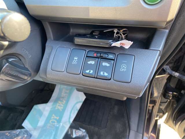 リアスライドドアは両側電動です！運転席のメインスイッチで開閉操作ができます☆また、ドアハンドルに軽く力を加えるか、リモコンのスイッチ操作でもオート開閉できます
