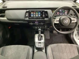 車内は光触媒抗菌消臭施工済です。インパネ周りはスタイリッシュなデザインで機能や装備も充実しています。グローブボックスやカップホルダーのほかにトレーなどたくさんの収納スペースが付いています。