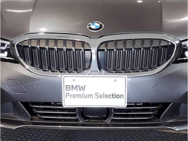【キドニーグリル】BMWは約90年もの間、ほぼ全ての車両にひと目でBMWだと分かるこの特徴的なフロントグリルが備えられ、デザイン・アイコンとして親しまれてきました。