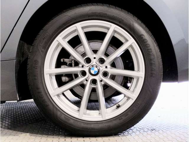 【BMWアロイホイル】軽量かつ強度に拘ったアロイホイル。走行性能ポテンシャルを引き出す設計。車の足元を引き締めてくれる大きなポイントはアロイホイルです。
