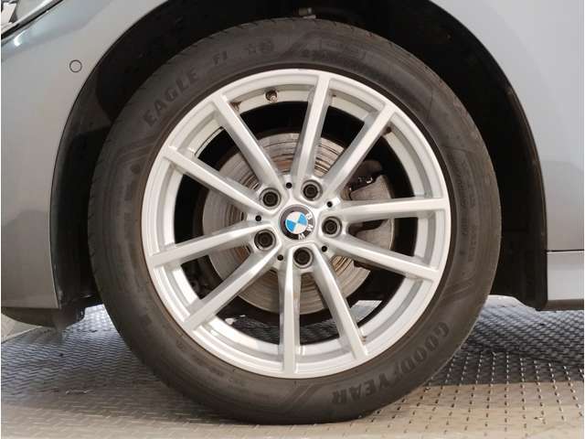 【BMWアロイホイル】軽量かつ強度に拘ったアロイホイル。走行性能ポテンシャルを引き出す設計。車の足元を引き締めてくれる大きなポイントはアロイホイルです。