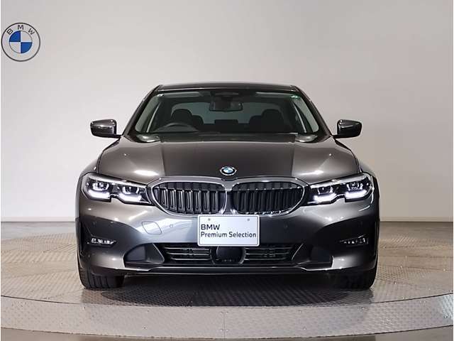 【キドニーグリル】BMWは約90年もの間、ほぼ全ての車両にひと目でBMWだと分かるこの特徴的なフロントグリルが備えられ、デザイン・アイコンとして親しまれてきました。