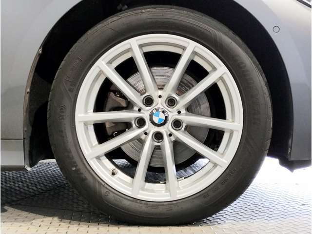 【BMWアロイホイル】軽量かつ強度に拘ったアロイホイル。走行性能ポテンシャルを引き出す設計。車の足元を引き締めてくれる大きなポイントはアロイホイルです。