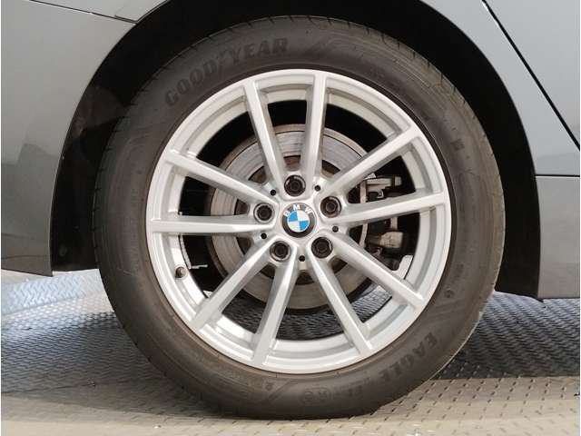 【BMWアロイホイル】軽量かつ強度に拘ったアロイホイル。走行性能ポテンシャルを引き出す設計。車の足元を引き締めてくれる大きなポイントはアロイホイルです。