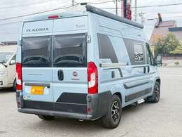 ルーフエアコン　ガス式FFヒーター　ガスボイラー　1500Wインバーター　2サブバッテリー　走行充電　外部充電＆電源　シンク　2口コンロ　冷蔵庫　リアTV　テーブル　カセットトイレ　サイドオーニング