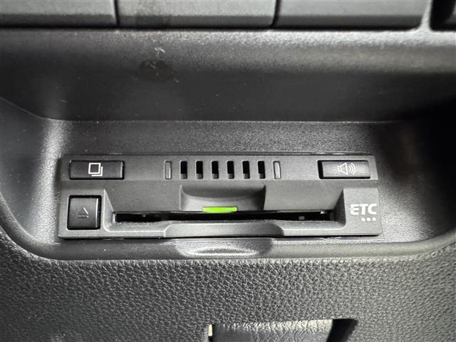 【ETC】有料道路を利用する際に料金所で停止することなく通過できる、ETC車載器（ノンストップ自動料金収受システム機器）が装備されています。セットアップを行うことで利用可能になります。