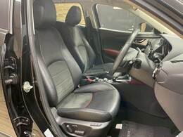 【ハーフレザーシート】ならではの高級感あふれる内装がこたわりのアイテム。見た目の高級感とより上質な座り心地をお楽しみください。