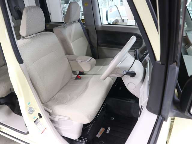 当社販売担当者、仕入担当者、リフトに持ち上げ車検検査員による下廻りチェックをクリアした高品質車を展示しております。