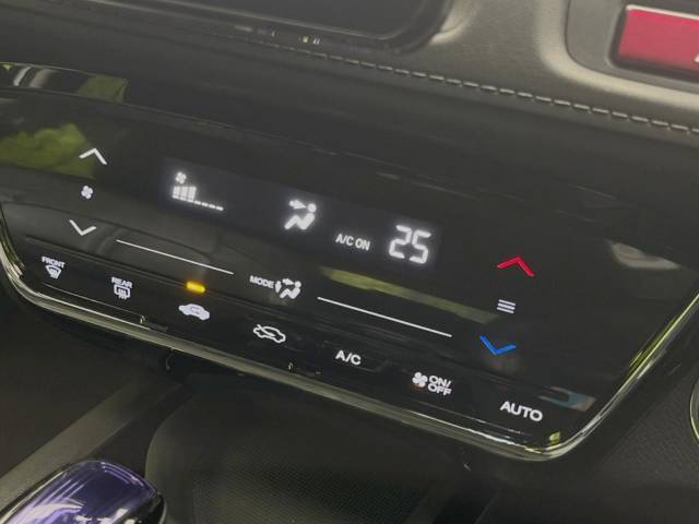 【オートエアコン】一度お好みの温度に設定すれば、車内の温度を検知し風量や温度を自動で調整。暑い…寒い…と何度もスイッチ操作をする必要はありません。快適な車内空間には必須の機能ですね♪