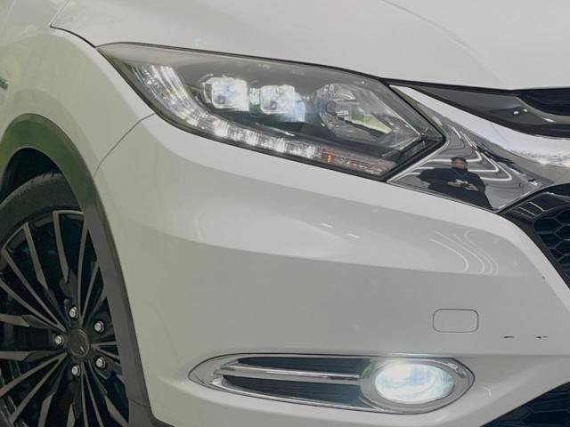 【LEDヘッドライト】悪天候や夜間走行時も良好な視界を確保し安心して運転できる高輝度LEDヘッドライトを装備！点灯速度が早く、消費電力も抑えられています。