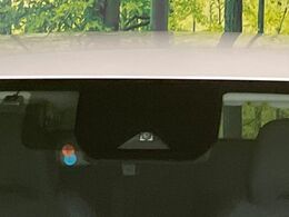 【インテリジェントエマージェンシーブレーキ】フロントカメラで前方の車両や歩行者を検知。衝突しそうな時は衝突被害軽減ブレーキが作動、衝突回避をサポート。より安全にドライブをお楽しみいただけます。