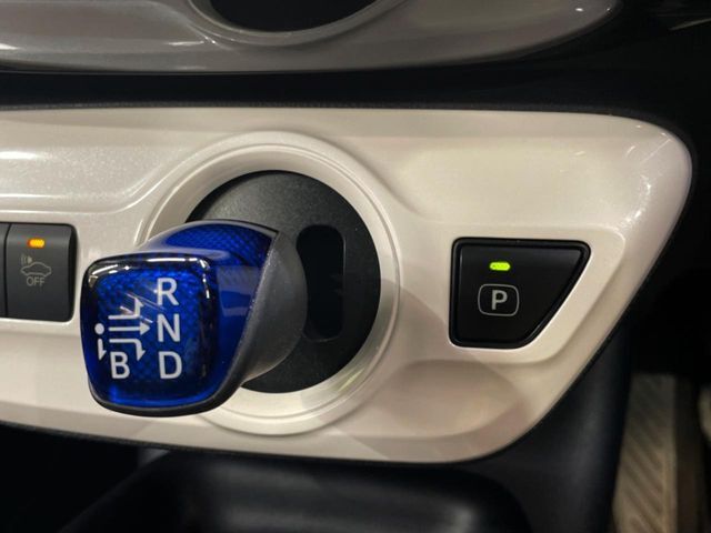 インパネシフトならハンドルからの移動距離が短く操作もスムーズ！また、足元が広くなりすっきりしますので、大柄な方でも快適にお過ごしいただけます。