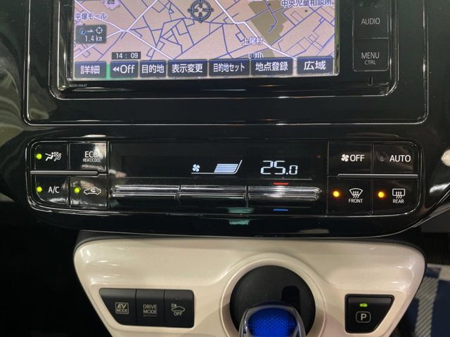 【オートエアコン】一度お好みの温度に設定すれば、車内の温度を検知し風量や温度を自動で調整。暑い…寒い…と何度もスイッチ操作をする必要はありません。快適な車内空間には必須の機能ですね♪