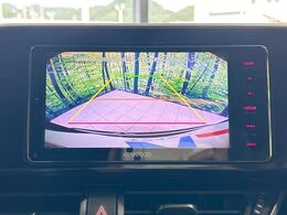 【バックカメラ】駐車時に後方がリアルタイム映像で確認できます。大型商業施設や立体駐車場での駐車時や、夜間のバック時に大活躍！運転スキルに関わらず、今や必須となった装備のひとつです！