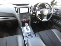 ブラック基調でスポーティーな雰囲気のインテリア