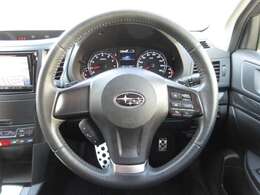 本革巻きでタッチの良いステアリングには・・・