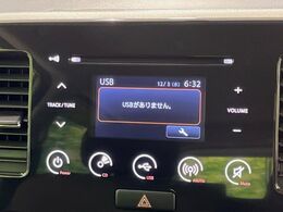 【ディスプレイオーディオ】視認性が高いディスプレイ付きオーディオを装備♪操作性も良好で直感的なソース選択が可能です。バックカメラを接続すれば後退時のカメラ画像もチェックでき便利！