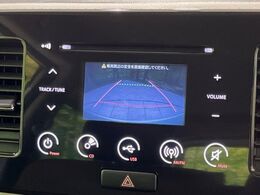 【バックカメラ】駐車時に後方がリアルタイム映像で確認できます。大型商業施設や立体駐車場での駐車時や、夜間のバック時に大活躍！運転スキルに関わらず、今や必須となった装備のひとつです！