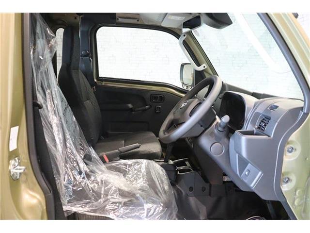 良好な視界とスムーズな乗り降りを実現した運転席。運転席はアイポイントを高くし視界良好です。