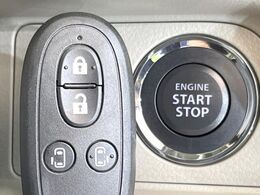 【キーレススタートシステム】カバンやポケットに入れたままでもドアの施錠・解錠が可能なスマートキーを装備。エンジンのオン・オフ時もカギを取り出す必要が無いからとっても便利です♪