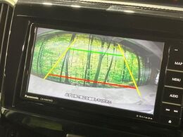 【バックカメラ】駐車時に後方がリアルタイム映像で確認できます。大型商業施設や立体駐車場での駐車時や、夜間のバック時に大活躍！運転スキルに関わらず、今や必須となった装備のひとつです！