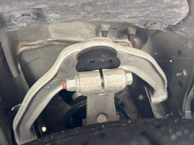 お車を安心してお乗りいただく為には、足回りの定期点検が欠かせません。サービスサポート（有償保証）では無料点検もご提供しており、安心のカーライフをお過ごしいただけるサポート体制が整っています。