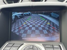 【バックカメラ】駐車時に後方がリアルタイム映像で確認できます。大型商業施設や立体駐車場での駐車時や、夜間のバック時に大活躍！運転スキルに関わらず、今や必須となった装備のひとつです！