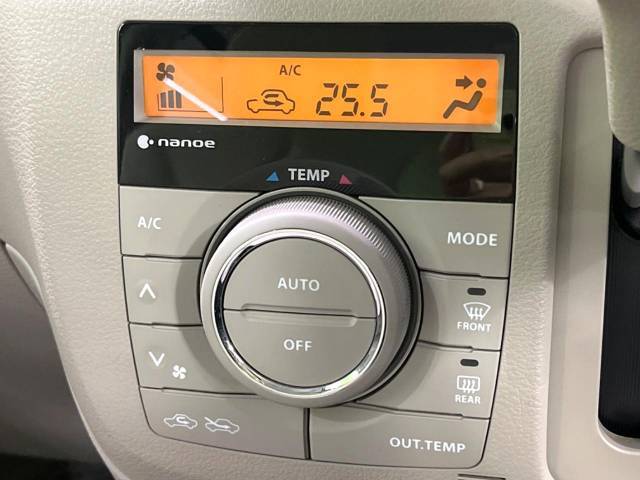 【オートエアコン】一度お好みの温度に設定すれば、車内の温度を検知し風量や温度を自動で調整。暑い…寒い…と何度もスイッチ操作をする必要はありません。快適な車内空間には必須の機能ですね♪