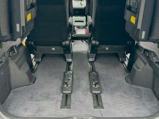 3列目シートは左右に跳ね上げ収納式です。　全国納車承ります。ご契約からご納車まで安心してお任せください。迅速にご対応致します。