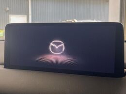 【10.25インチマツダコネクト】車内の雰囲気にマッチした大型ディスプレイ。スマホ接続でのナビ使用やBluetooth再生等、様々な機能が楽しめます。直感的なダイヤル操作が可能で、使い勝手も良好です。