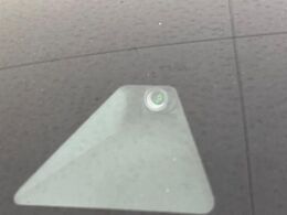 【三菱e-Assist】走行中に前方の車両等を認識し、衝突しそうな時は警報とブレーキで衝突回避と被害軽減をアシスト。より安全にドライブをお楽しみいただけます。