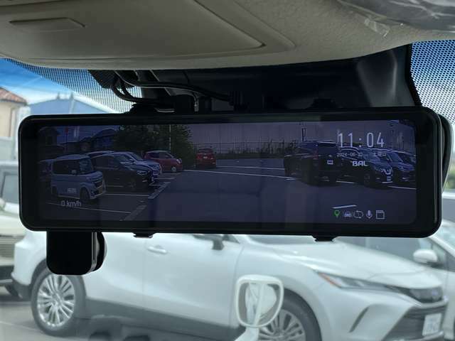 ◆【デジタルインナーミラー】車両後方カメラの映像をルームミラーに映すことが出来ます。 そのため、後席に人や荷物があって後方が見えづらい場合でもしっかり視界を確保することが出来ます。