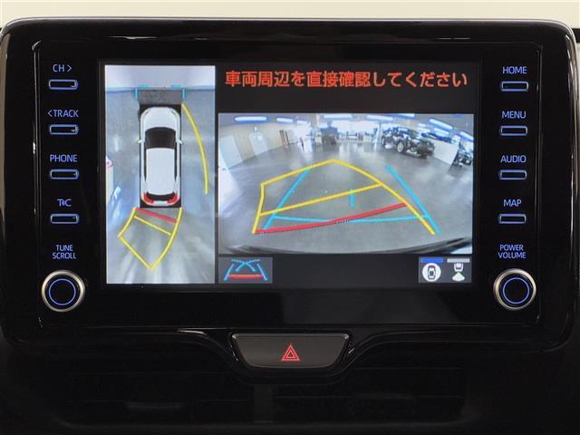 【パノラミックビューモニター】自車周辺をぐるりと俯瞰できるカメラで危険を察知。上空からの映像で自動車や障害物の位置が詳細に確認できるので、狭い駐車場でも安心して駐車できますね。