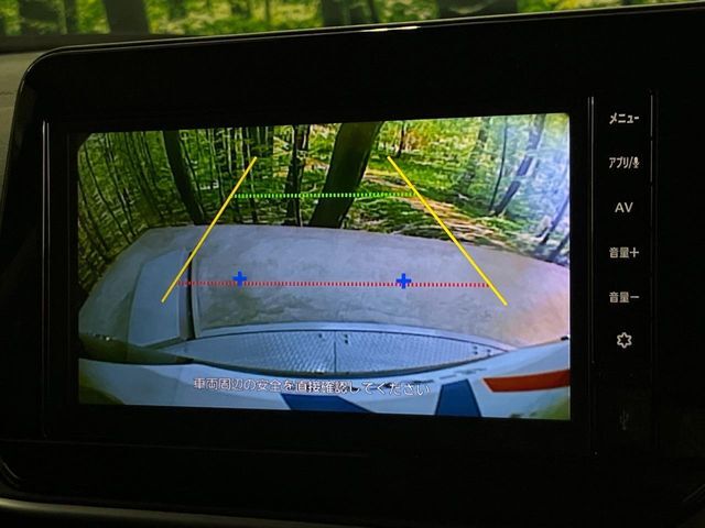 【バックカメラ】駐車時に後方がリアルタイム映像で確認できます。大型商業施設や立体駐車場での駐車時や、夜間のバック時に大活躍！運転スキルに関わらず、今や必須となった装備のひとつです！