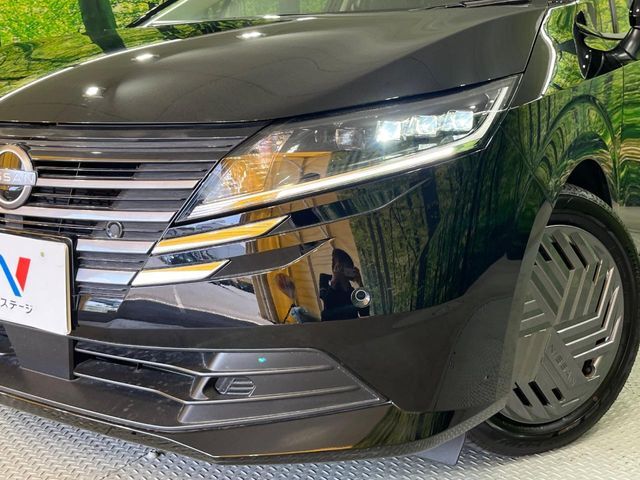 【LEDヘッドライト】悪天候や夜間走行時も良好な視界を確保し安心して運転できる高輝度LEDヘッドライトを装備！点灯速度が早く、消費電力も抑えられています。