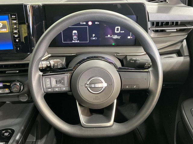 インテリアに合わせたデザインのステアリングは、運転される方のことも考え、運転しやすい形状、大きさです。是非一度、実際に触ってお確かめください。