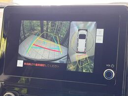 【パノラミックビューモニター】専用のカメラにより、上から見下ろしたような視点で360度クルマの周囲を確認することができます☆死角部分も確認しやすく、狭い場所での切り返しや駐車もスムーズに行えます。