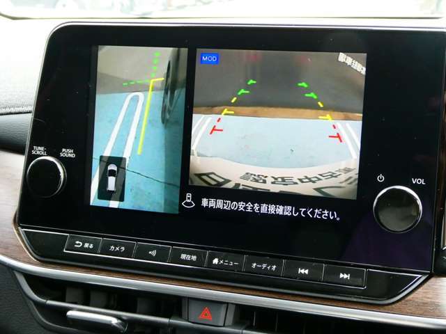 ボタン操作で、狭い道でのすれ違い時などに便利な「サイドブラインドモニター」に早変り☆