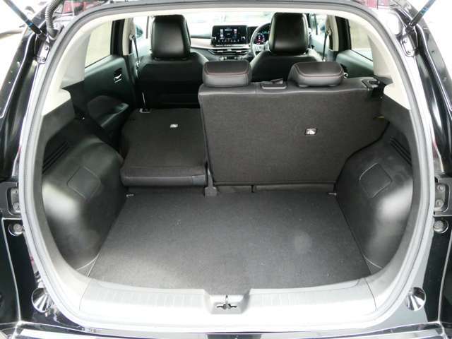 リアシートは6：4分割可倒式を採用しておりますので、乗車人数やお荷物の量に併せてアレンジが可能です♪