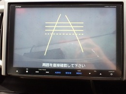 バックをするとき自動でリアの様子が映る『リアカメラ』付き！ナビ画面で確認しながらバックができ、ガイドラインで距離感がつかめるので後ろの壁も安心ですね。でも、周りへの目視も忘れないでくださいね！
