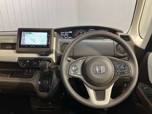 運転席からの視界が左右に広く隅々まではっきりと見渡せます。車の前端も把握しやすく安心して運転できます！