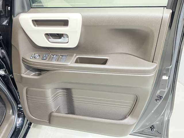 【運転席ドア】ボトルホルダーや収納ポケットが付いているので運転席周りもスッキリ保てます★