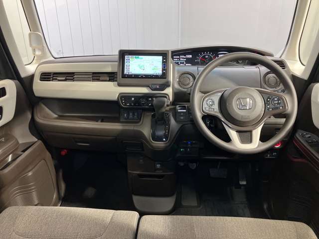 運転席からの視界が左右に広く隅々まではっきりと見渡せます。車の前端も把握しやすく安心して運転できます！